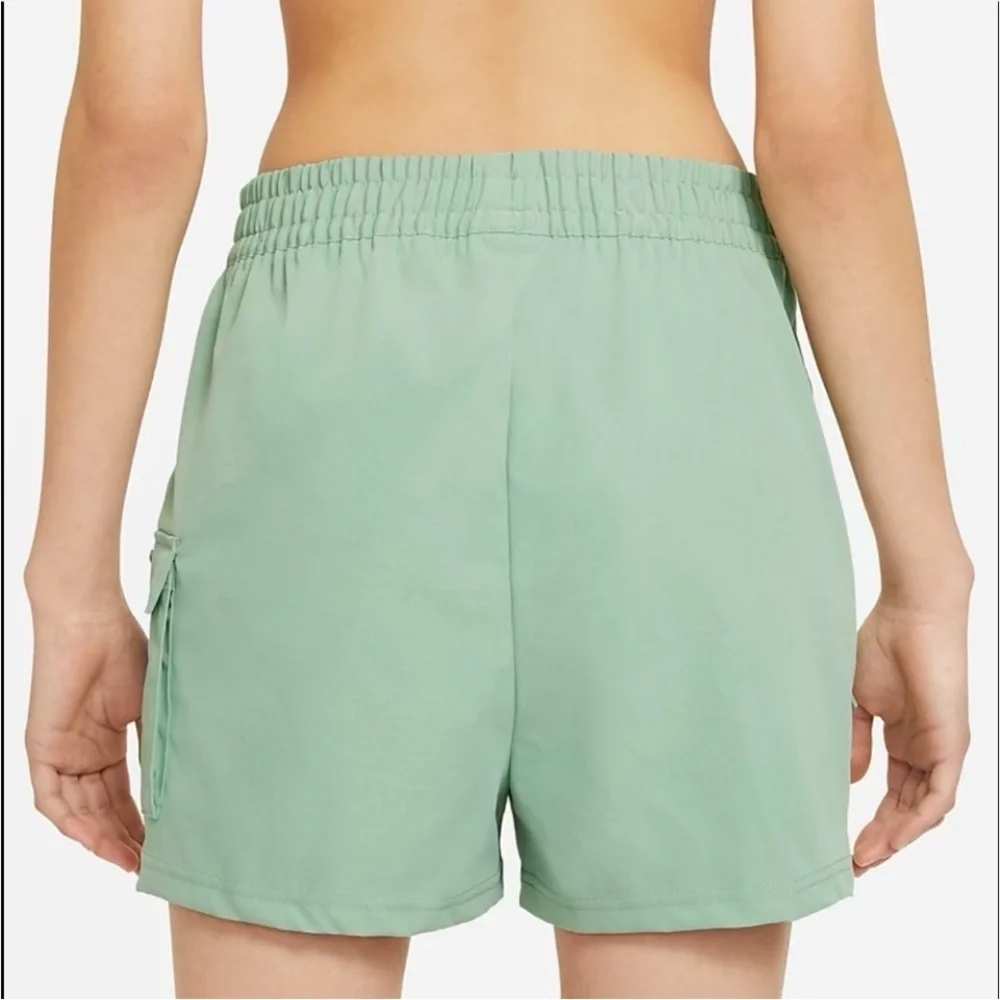 Nike Sportswear Swoosh Cargo Shorts in Steam Green Size Large